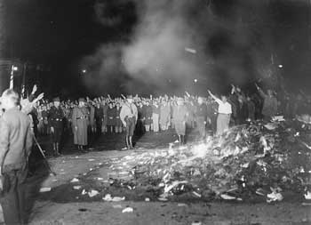 Autodafé dans la nuit du 10 mai 1933.